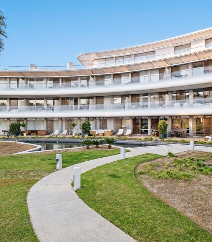 Appartement op de begane grond met terras en tuin in Estepona West