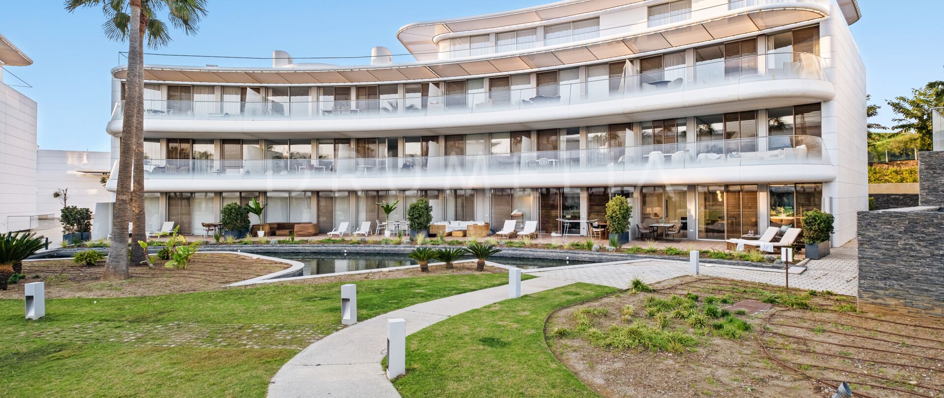 Ground-floor apartment with terrace and garden in Estepona West