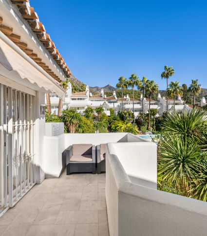 Townhouse in Camojan Blanco, Sierra Blanca – Privacy, Garden Space & Communal Pool