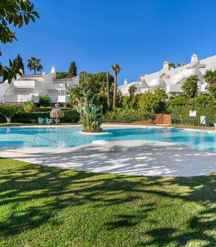 Townhouse in Camojan Blanco, Sierra Blanca – Privacy, Garden Space & Communal Pool