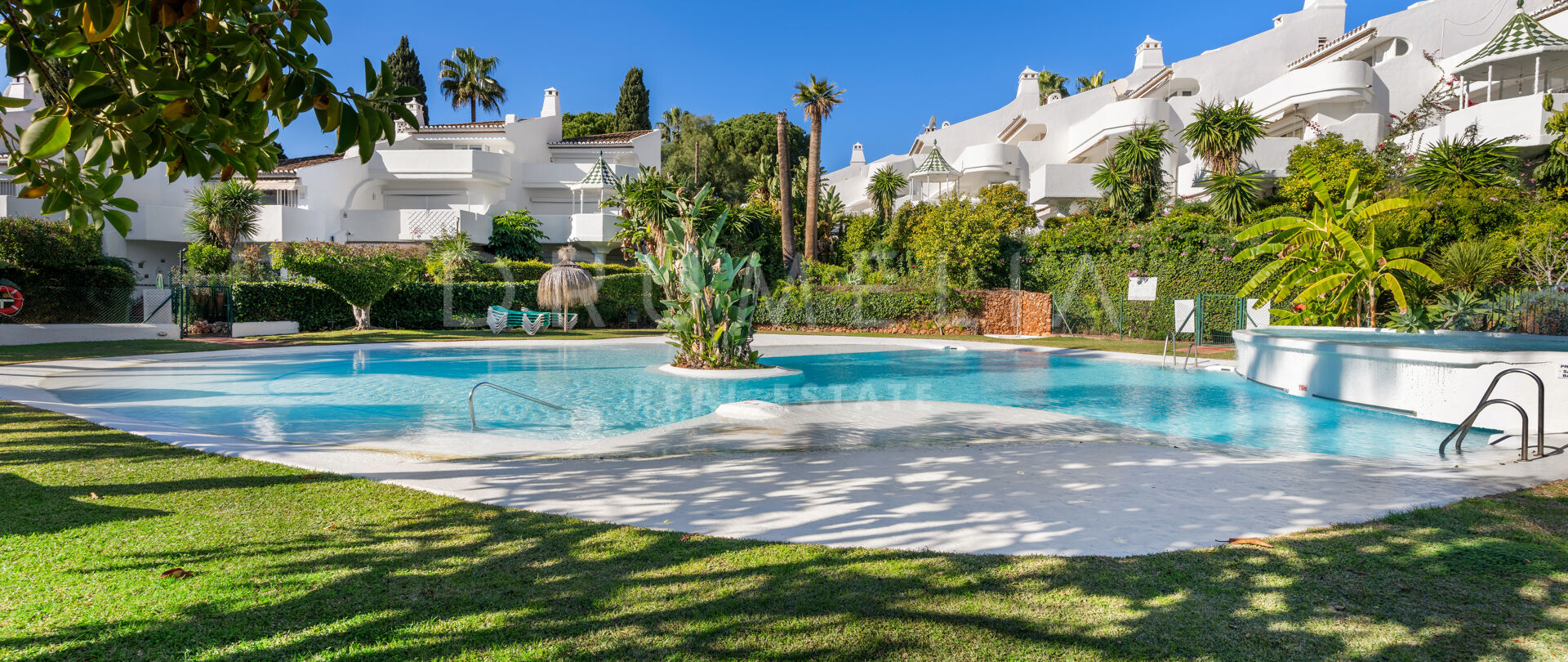 Rekkehus i Camojan Blanco, Sierra Blanca – Privat Hage og Fellesbasseng