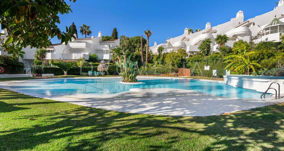 Radhus i Camojan Blanco, Sierra Blanca – Privat Trädgård och Gemensam Pool