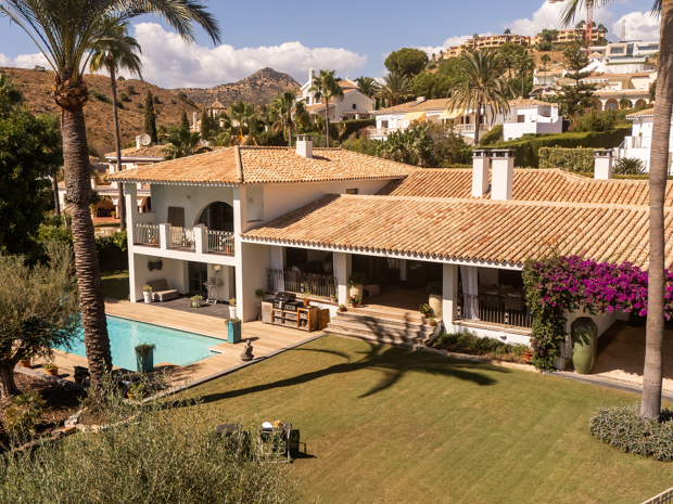 Elegant villa with sea views on an elevated plot in El Paraíso Alto, Benahavís