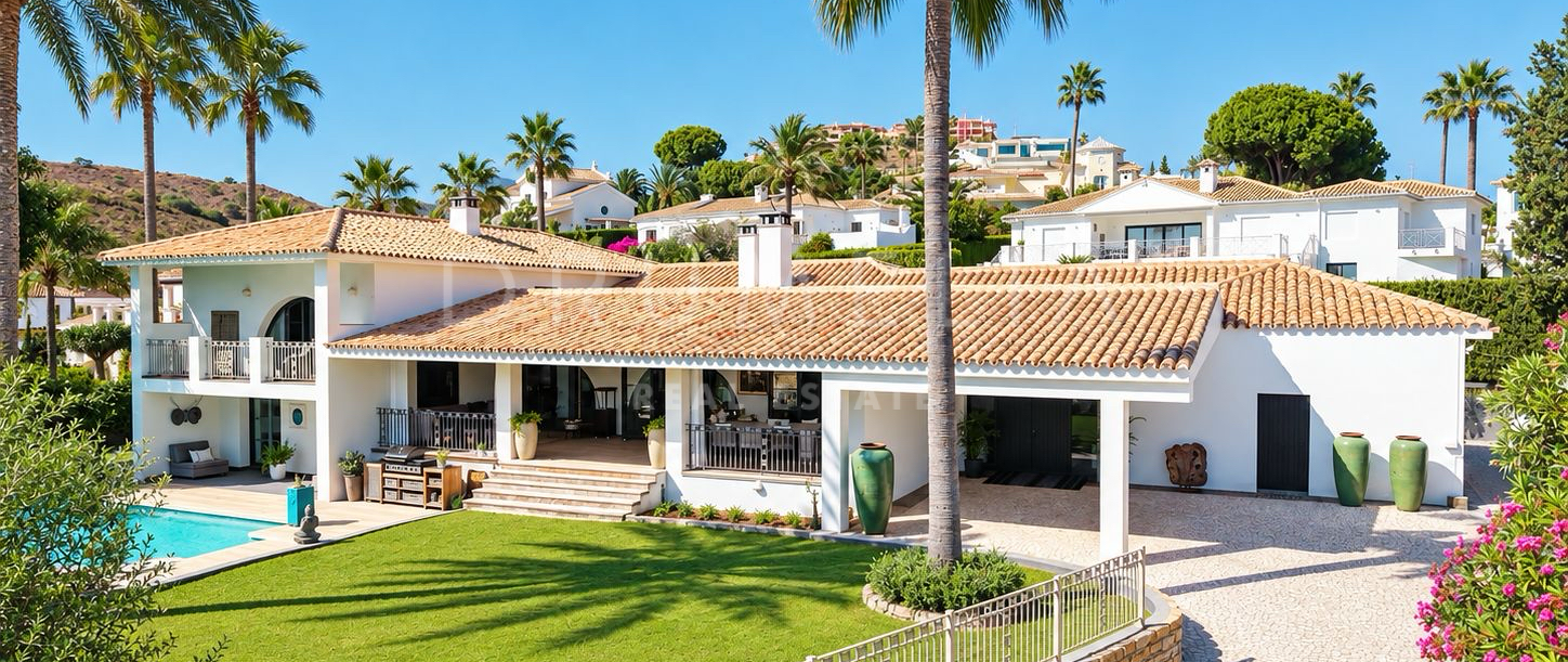 Elegant villa med havsutsikt på upphöjd tomt i El Paraíso Alto, Benahavís