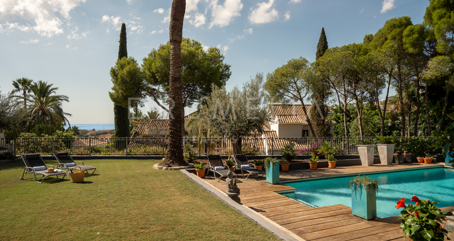 Villa élégante avec vue sur la mer sur un terrain surélevé à El Paraíso Alto, Benahavís