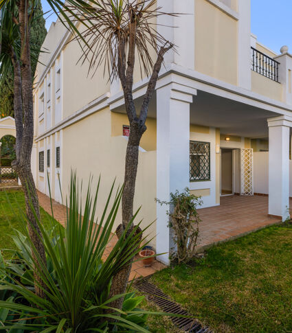 Реновированная квартира на первом этаже с частным садом в Aloha Gardens