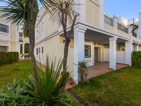 Gerenoveerd appartement op de begane grond met privé tuin in Aloha Gardens