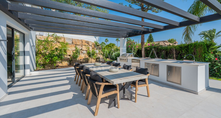 Luxury Contemporary Villa With Sea and Golf Views in El Paraíso Alto, Benahavís