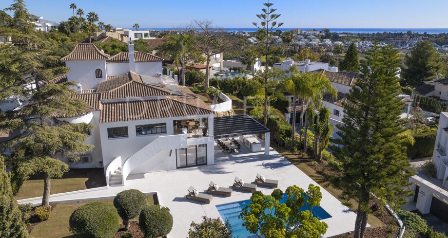Luxury Contemporary Villa With Sea and Golf Views in El Paraíso Alto, Benahavís