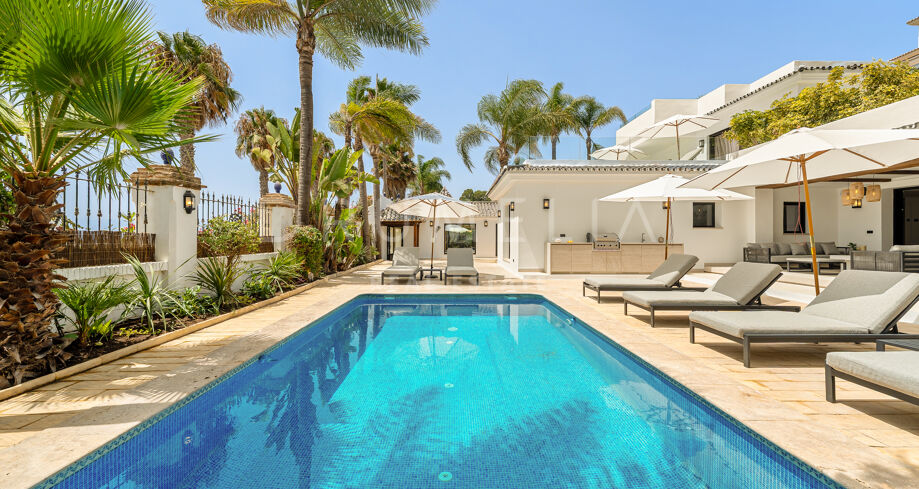 Beachfront Luxury Villa in Puerto Banús with Sea Views