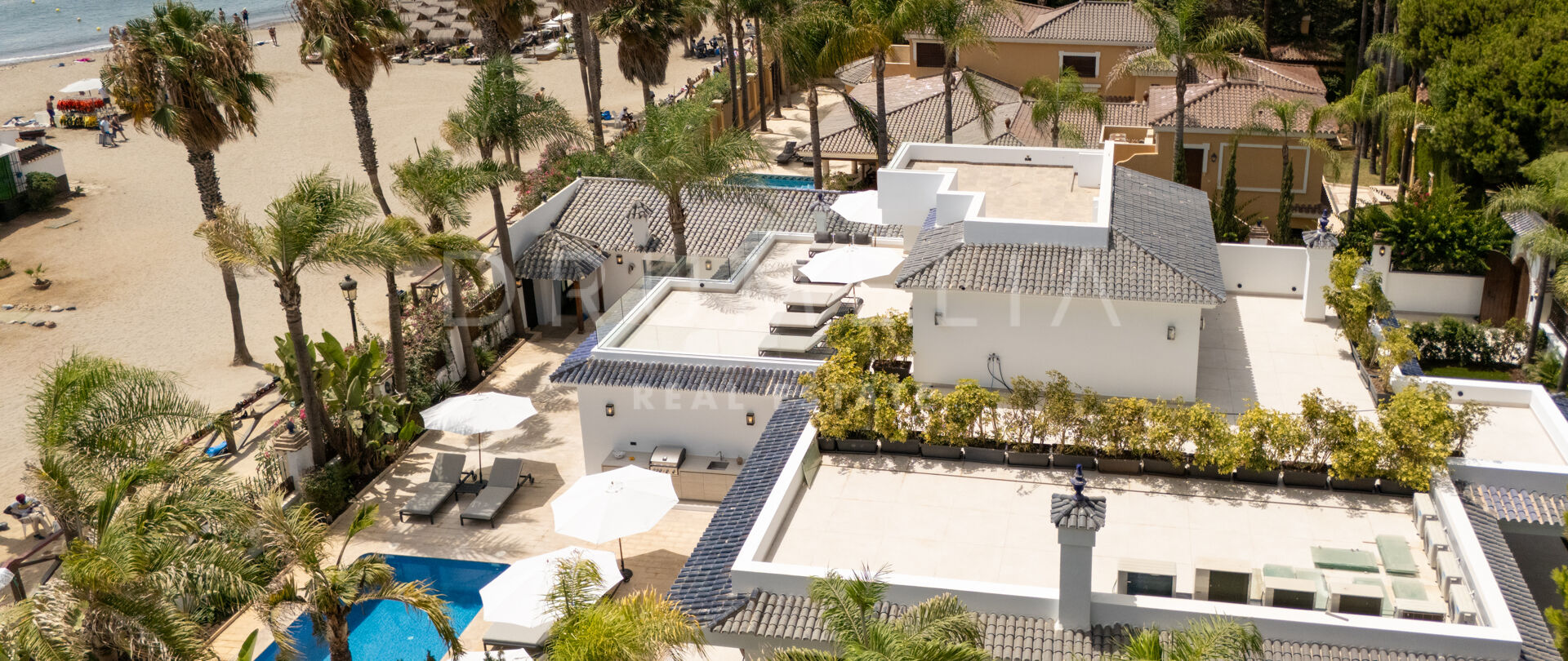 Beachfront Luxury Villa in Puerto Banús with Sea Views