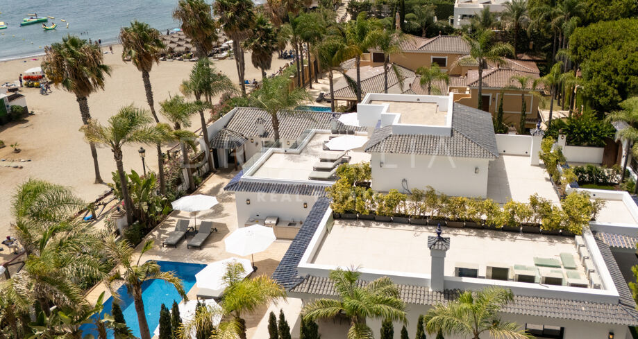 Beachfront Luxury Villa in Puerto Banús with Sea Views
