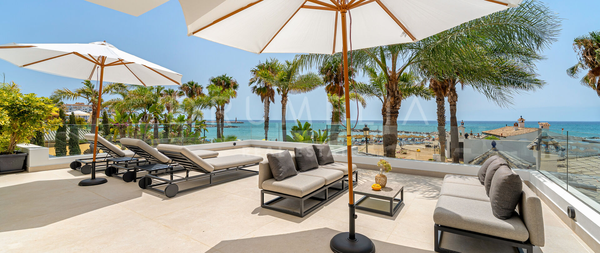 Beachfront Luxury Villa in Puerto Banús with Sea Views