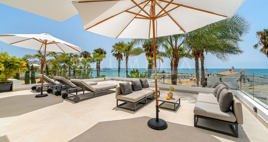 Beachfront Luxury Villa in Puerto Banús with Sea Views