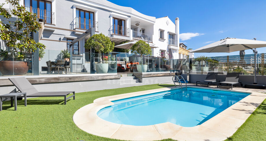 Townhouse with Views and Private Pool in La Perla de la Heredia