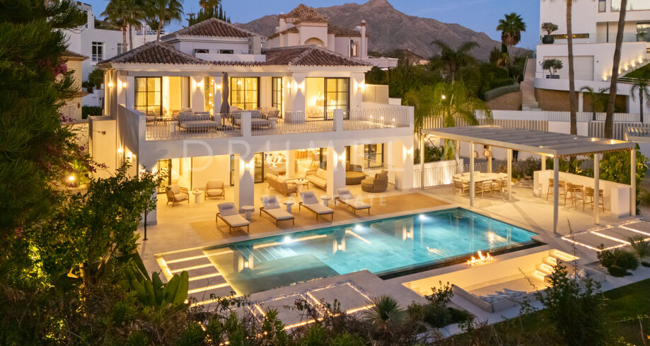 Modern Mediterranean Villa with Sea Views in El Herrojo, Benahavis