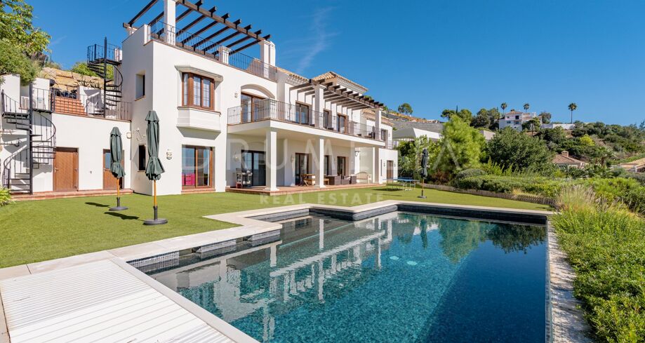 Villa andaluza en Monte Mayor, Benahavís, con vistas panorámicas al mar