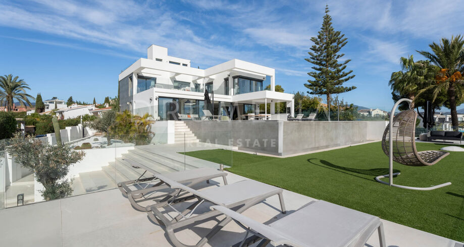 Contemporary Villa With Panoramic Sea, Golf, Gibraltar and Mountain Views- Paraiso Alto