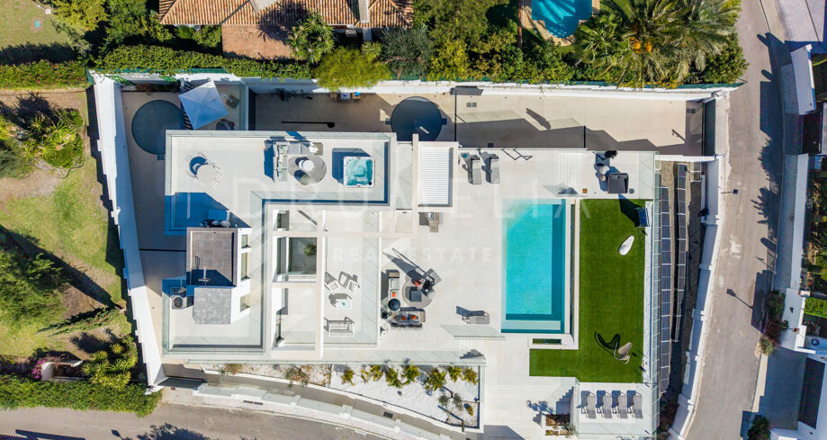 Contemporary Villa With Panoramic Sea, Golf, Gibraltar and Mountain Views- Paraiso Alto