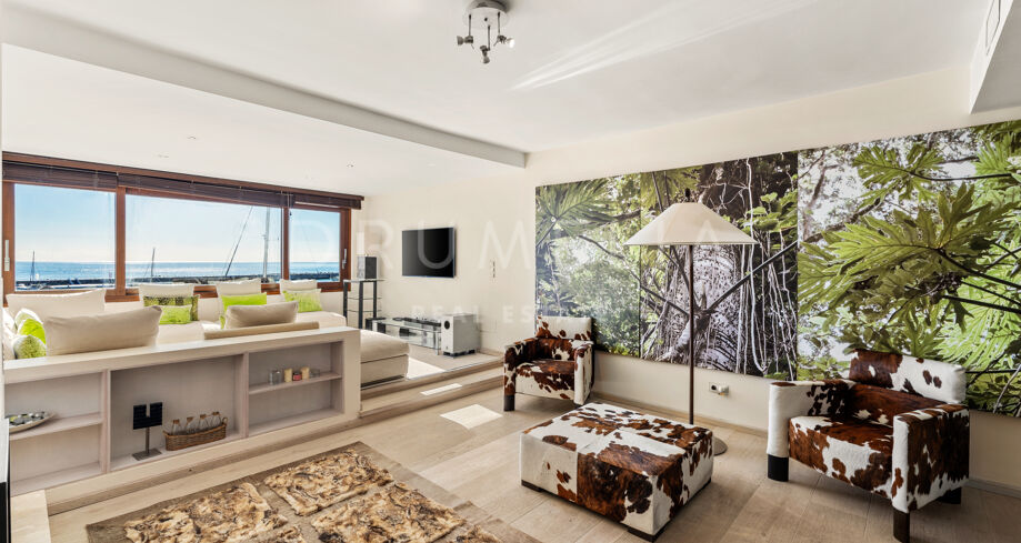 Apartment in Puerto Banús with Sea Views and Panoramic Marina Outlook