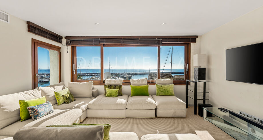 Apartment in Puerto Banús with Sea Views and Panoramic Marina Outlook