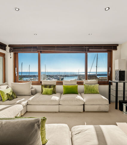 Apartment in Puerto Banús with Sea Views and Panoramic Marina Outlook