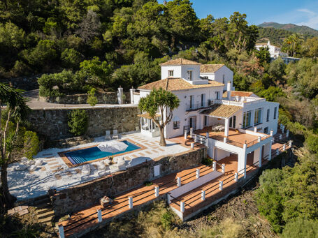 Villa Andalouse Élégante avec Vue sur la Mer à El Madroñal, Benahavís