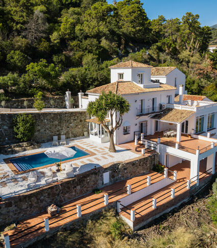 Элегантная Андалузская Вилла с Видом на Море в El Madroñal, Бенаавис