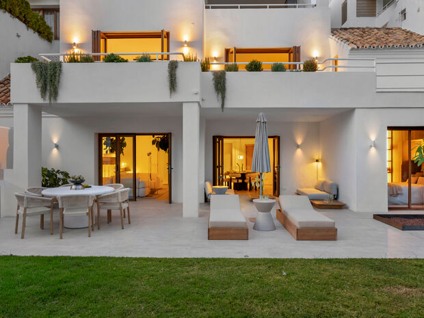 Minimalistisk Luksusdupleks med Naturlig Eleganse i Alcores del Golf