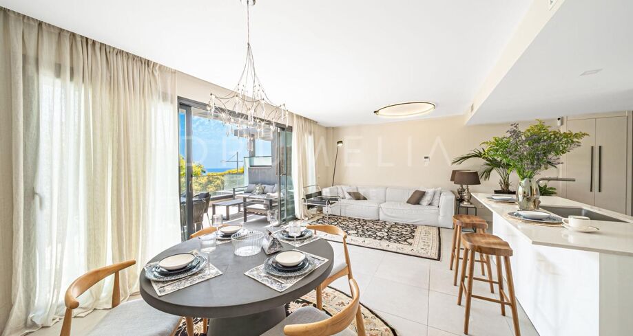 Spacieux appartement de 3 chambres dans la prestigieuse urbanisation Las Mesas, à Estepona