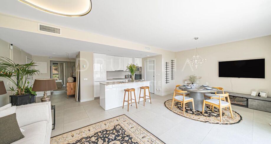 Spacieux appartement de 3 chambres dans la prestigieuse urbanisation Las Mesas, à Estepona