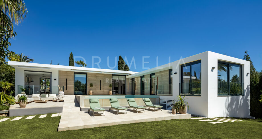 Modern villa i Parcelas del Golf, Nueva Andalucía, med gästlägenhet och garage för sex bilar