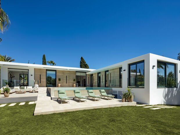 Moderne villa i Parcelas del Golf, Nueva Andalucía, med gjesteleilighet og garasje for seks biler