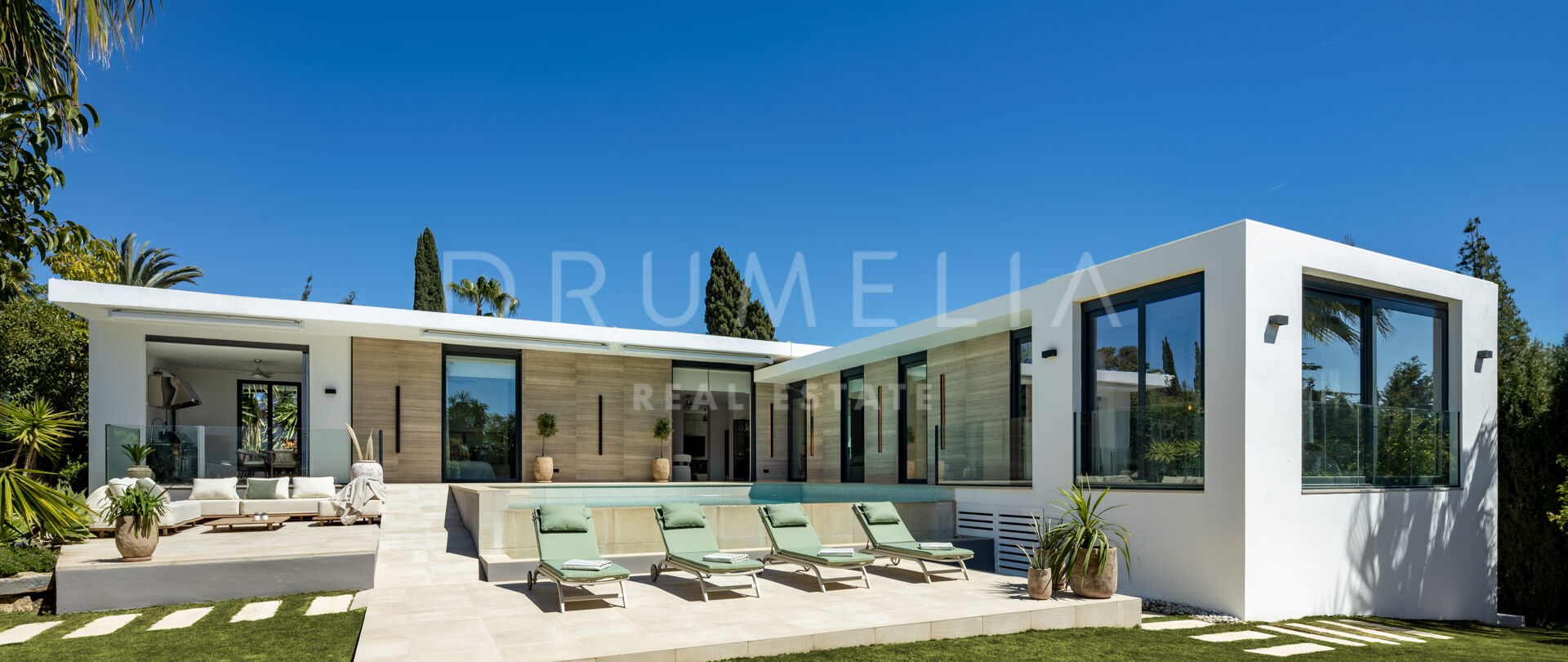 Eigentijdse villa in Parcelas del Golf, Nueva Andalucía, met gastenappartement en garage voor zes auto's