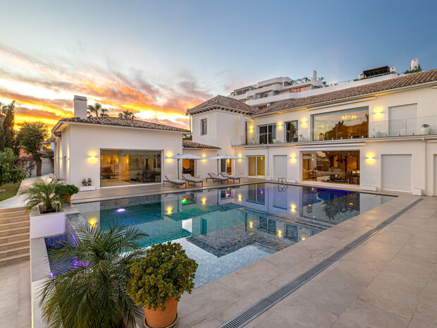 Villa de sept chambres orientée sud à Guadalmina Alta, proche du golf, avec licence de location