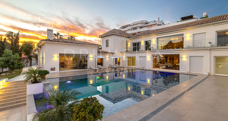 Villa de sept chambres orientée sud à Guadalmina Alta, proche du golf, avec licence de location