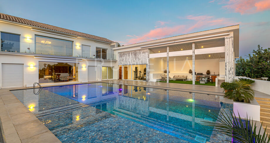 Villa op het zuiden met zeven slaapkamers in Guadalmina Alta, dicht bij de golfbaan, met verhuurvergunning