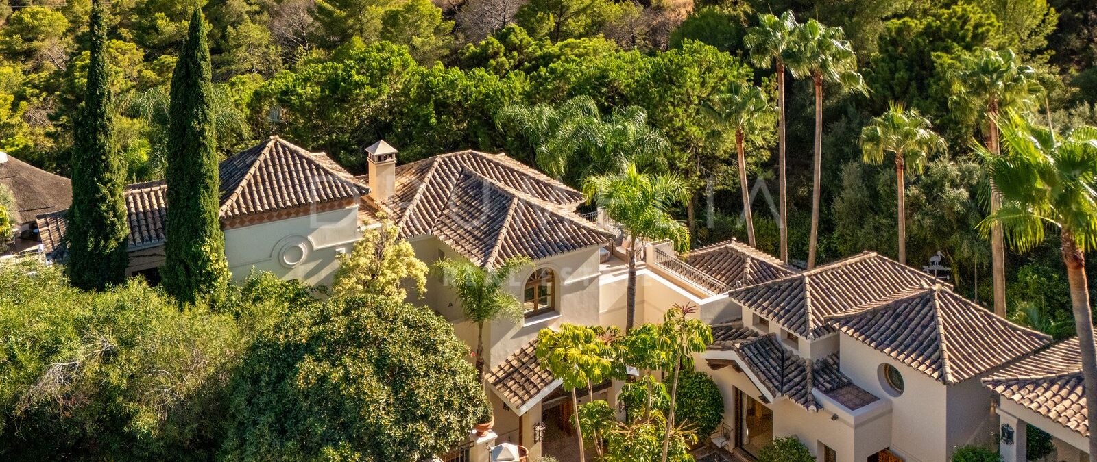 Elegant andalusisk villa med panoramautsikt over hav og fjell i Las Lomas del Marbella Club