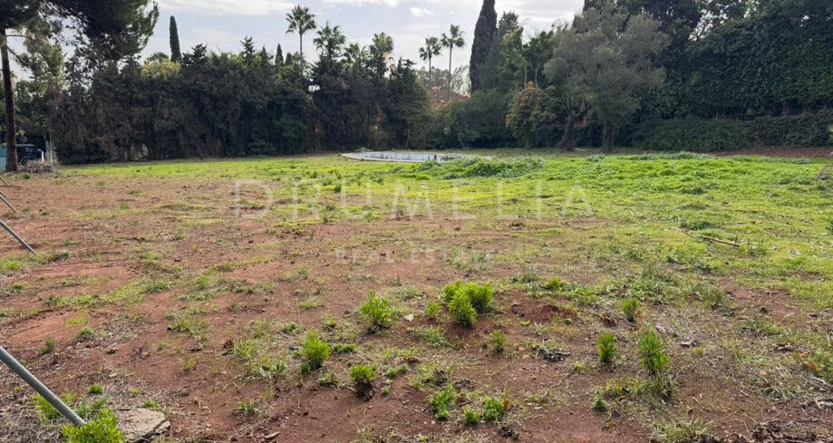 Parcelle exclusive orientée sud à Guadalmina Baja, à côté de la plage et du golf