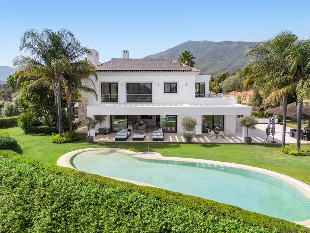 Elegante eigentijdse villa met panoramisch uitzicht op de bergen in La Zagaleta
