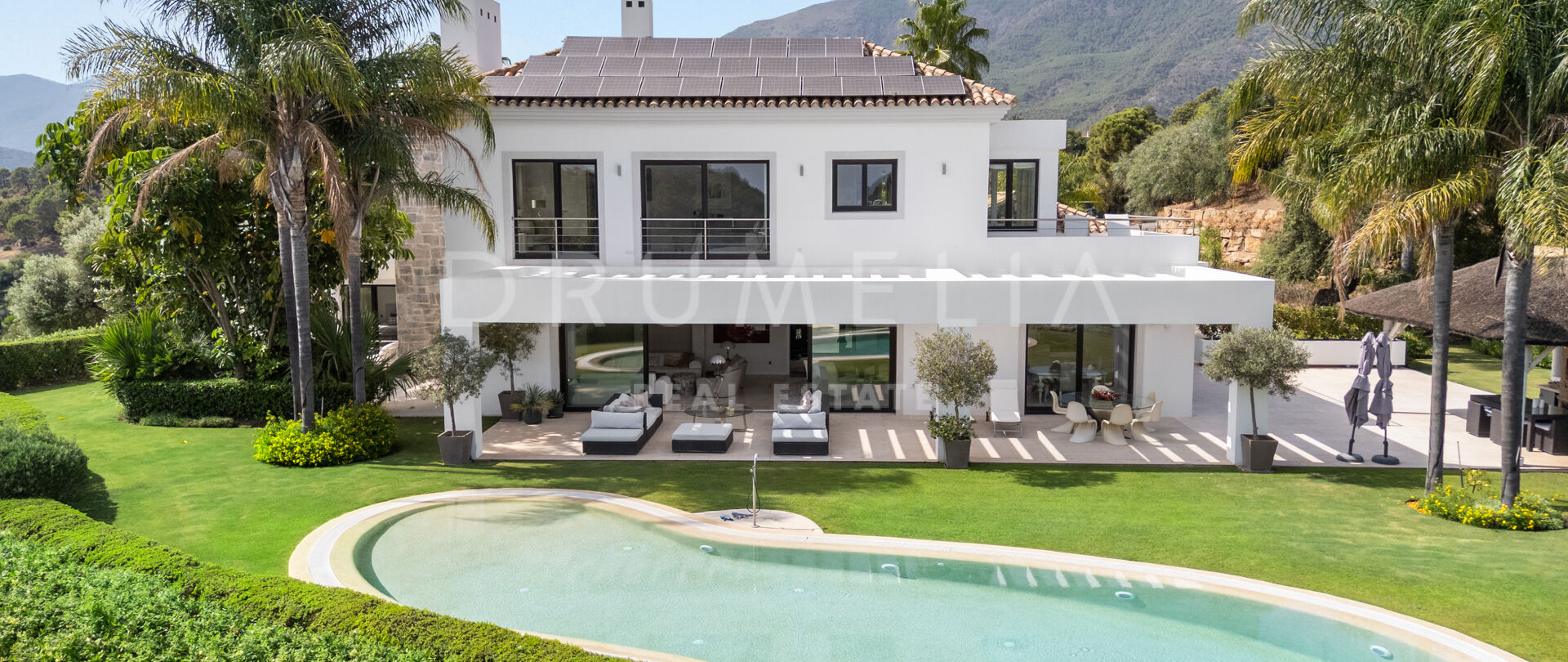Elegante eigentijdse villa met panoramisch uitzicht op de bergen in La Zagaleta