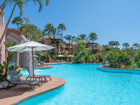 Spacious ground-floor apartment with private garden in Mansion Club, Golden Mile – Marbella