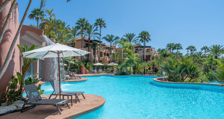 Rymlig lägenhet på bottenvåningen med privat trädgård i Mansion Club, Golden Mile – Marbella