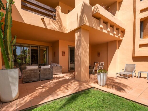 Romslig leilighet i første etasje med privat hage i Mansion Club, Golden Mile – Marbella