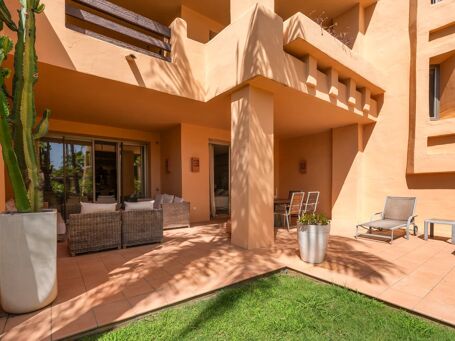 Amplio apartamento en planta baja con jardín privado en Mansion Club, Milla de Oro – Marbella