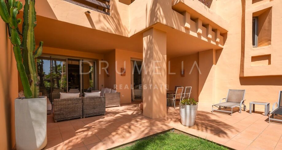 Romslig leilighet i første etasje med privat hage i Mansion Club, Golden Mile – Marbella