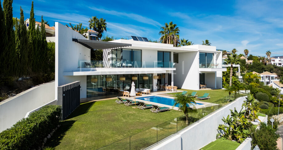 Exquisita villa de 5 dormitorios con vistas panorámicas al mar en La Alquería