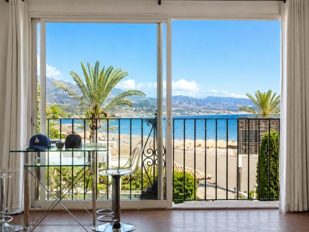 Apartamento en primera línea de playa con vistas al mar en el corazón de Puerto Banús