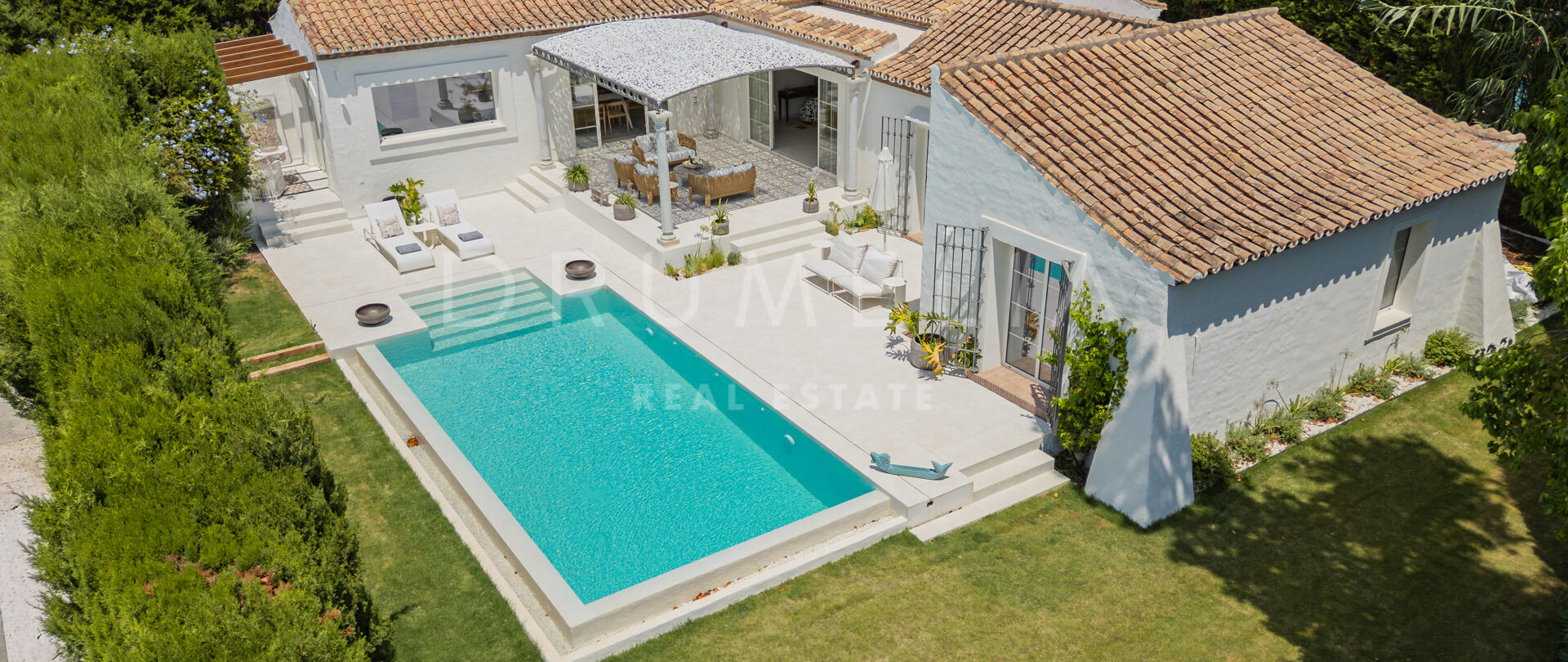 Villa récemment rénovée de plain-pied avec jardin et piscine à Guadalmina Alta
