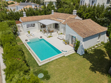 Neu renovierte einstöckige Villa mit Garten und Pool in Guadalmina Alta